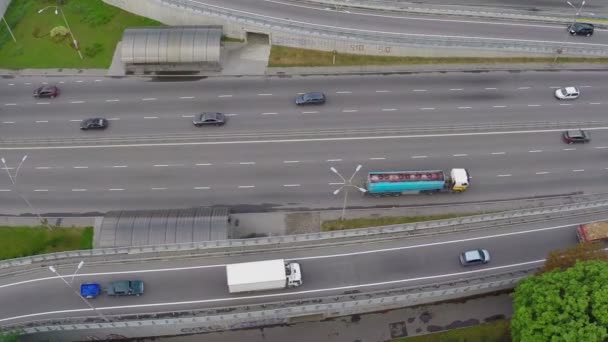 Aerial biltrafik kör motorväg storstan — Stockvideo