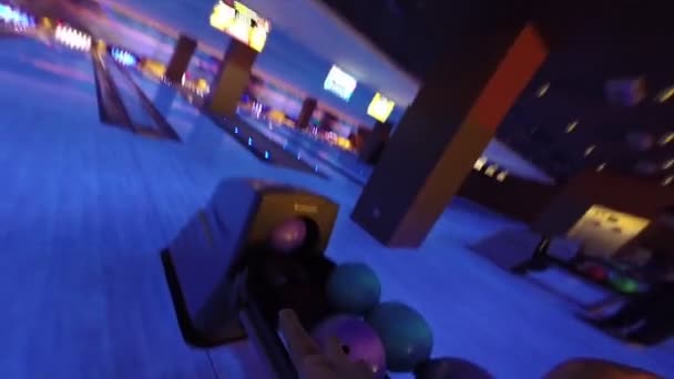 Bowler lanciando una palla, colpendo spilli — Video Stock