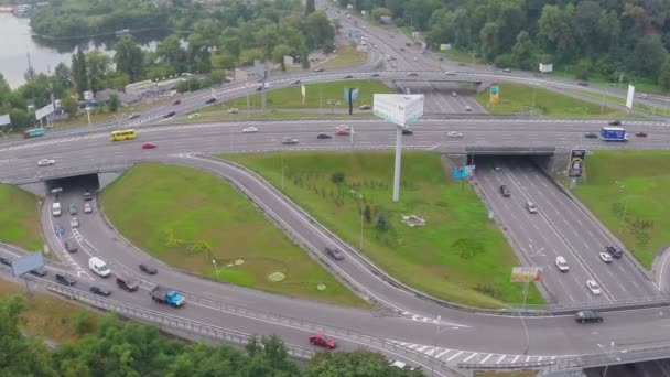 Brücke über viel befahrenes Autobahnkreuz — Stockvideo
