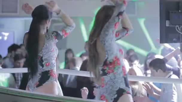 Go dames juichen omhoog clubbers gaan — Stockvideo