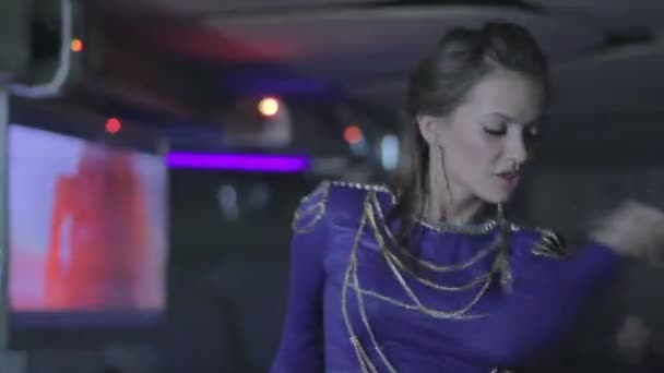 Танцовщица, работающая на вечеринке — стоковое видео
