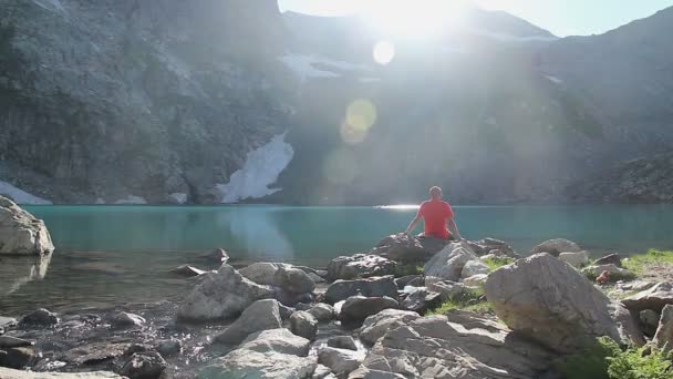 Viajante desfrutando de vista no lago da montanha — Vídeo de Stock