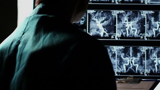 Médecin étudiant les images radiographiques — Video