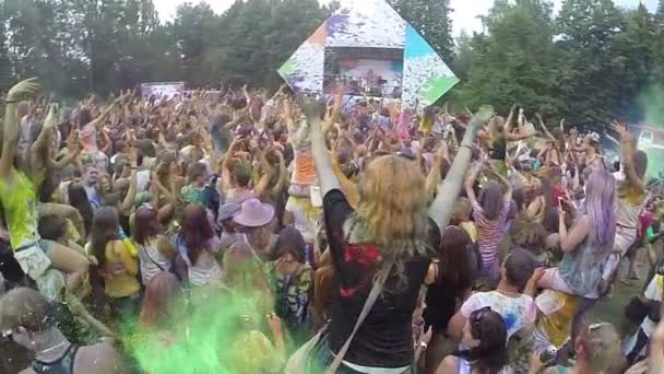 Распыление цветной порошковой краски на фестивале — стоковое видео