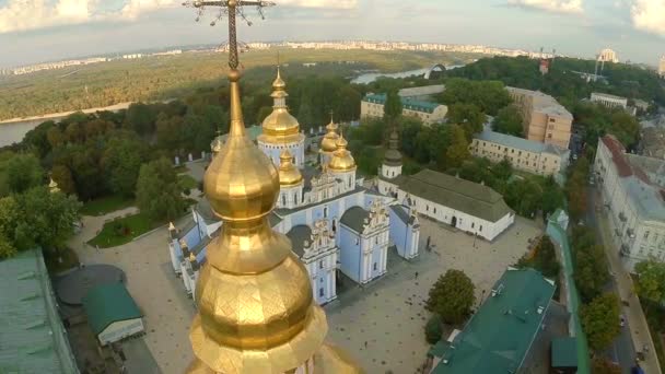 Прекрасне місто, собор і будівлі — стокове відео