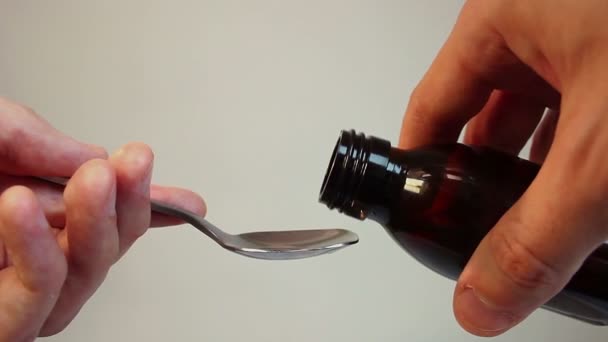 Mesure de la médecine avec une cuillère à café 