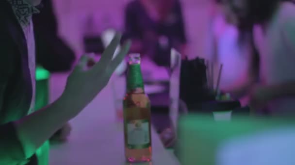 Barman  at nightclub — Stock Video