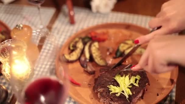 Restaurant visitors enjoying grilled steak — Stock Video