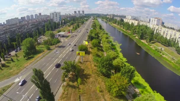 Fluss und viel befahrene Straße mit Autos — Stockvideo