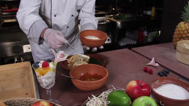 Chef frittelle aromatizzanti — Video Stock