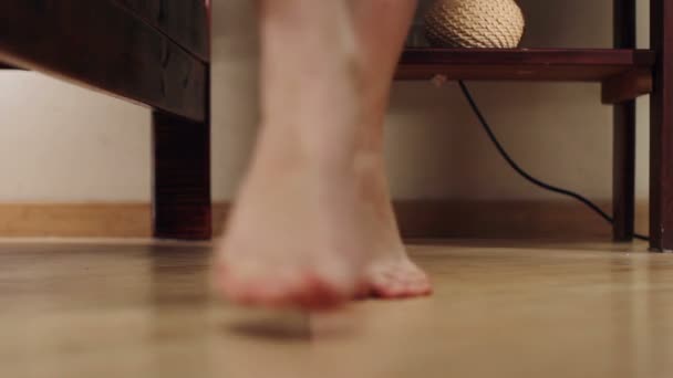 Kobiece nogi chodzić na palcach stoi w sypialni — Wideo stockowe
