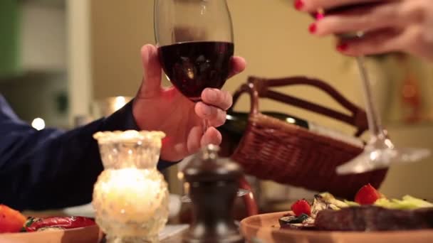 Pareja bebiendo vino en restaurante — Vídeo de stock
