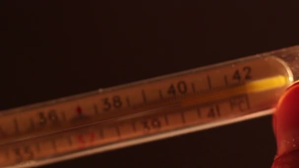 Hände halten Thermometer — Stockvideo