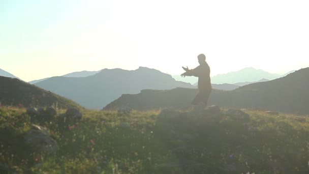 Man beoefenen van martial arts in Bergen — Stockvideo