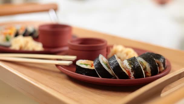 Bandeja de transporte feminina com sushi para a cama — Vídeo de Stock