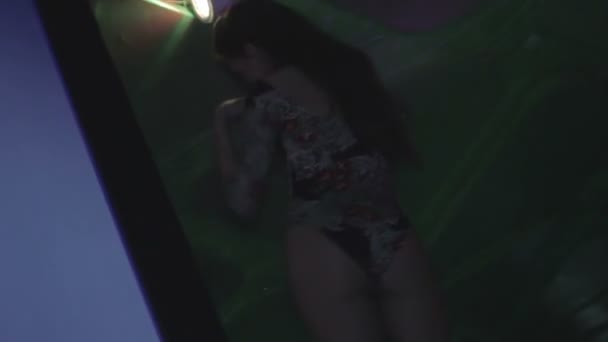 Chica realizando baile vulgar en el club — Vídeo de stock