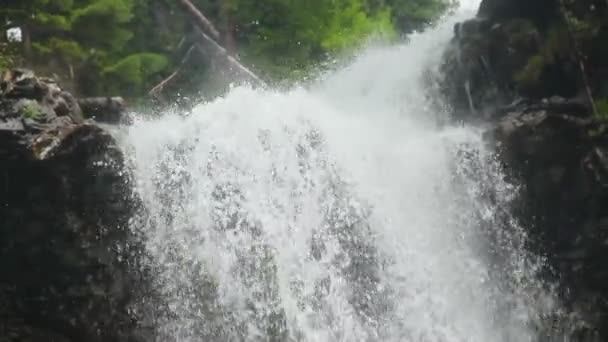 Cascade éclaboussures d'eau contre les rochers — Video