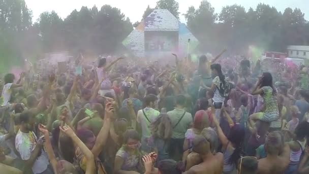 Crowd spraying powder paint at festival — Stock Video