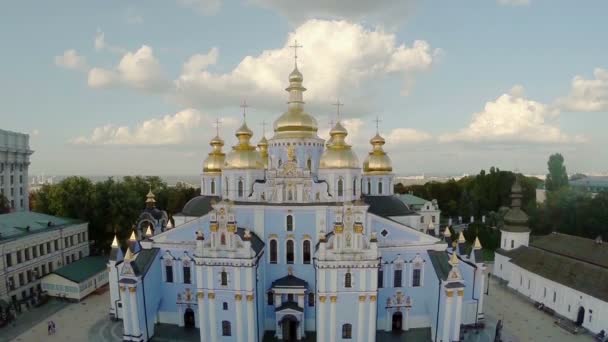 Iglesia ortodoxa con cúpulas doradas — Vídeo de stock