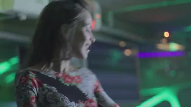 Senhora realizando go-go dance na discoteca — Vídeo de Stock