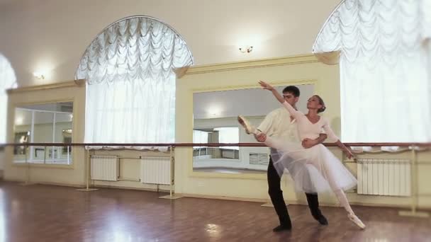 Couple practicing ballet moves — Stock Video