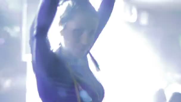 Брюнетка танцует в клубе — стоковое видео
