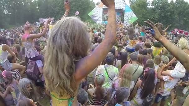 Multidão acenando as mãos no concerto — Vídeo de Stock