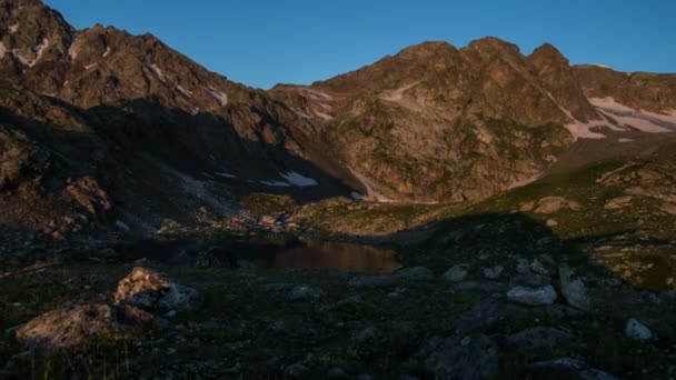 Sol nascendo nas montanhas — Vídeo de Stock