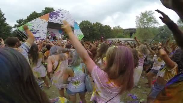 Lidé mávali rukama, hudba na festivalu — Stock video