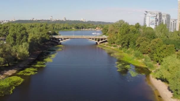 Tráfico aéreo de automóviles en el puente fluvial — Vídeos de Stock