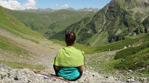 冥想在山中的女人 — 图库视频影像