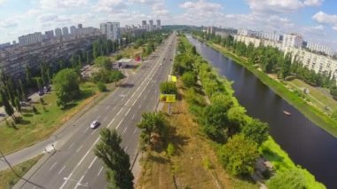 Şehir yol arabalar, güzel nehir ile