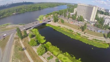 Nehir köprüden sürüş araba