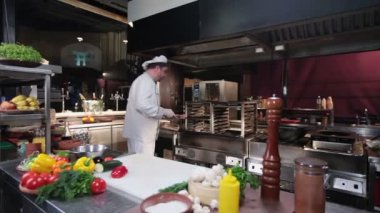 Izgarada koyarak et pişirmek,