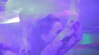 Go-kız üzerinde masa dans