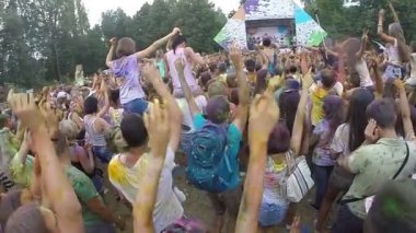 Atlama, el sallayarak müzik etkinliğinde insanlar