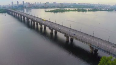 Güzel nehir köprüden havadan görünümü