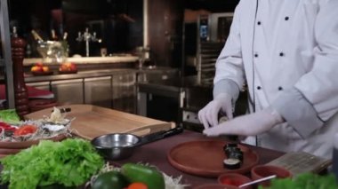 Lezzetli suşi sunulması