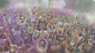 Kalabalık gençlerin müzik keyfi