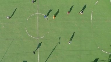 Futbol oynayan gençler