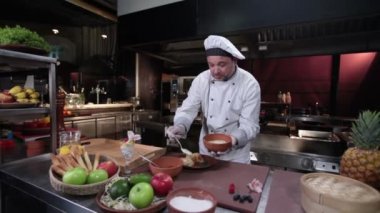 Dekorasyon krep yemek