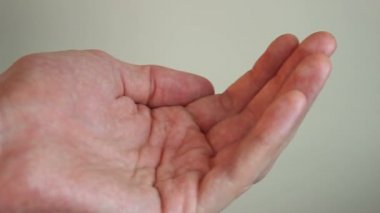 Veren Doktor hastaya ilaç reçete