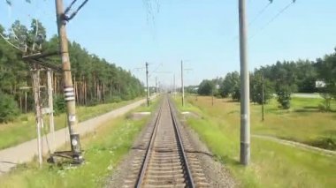 Hızlı hareket eden tren görünümünden açık araba