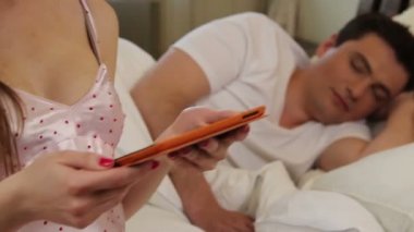 Karısı tablet kullanarak iç çamaşırı
