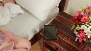 Kadın tablet tablosundan alır