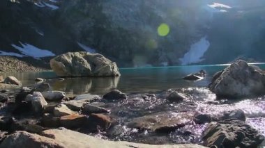 Temiz dağ dere akar