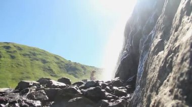 Turistler şelale su tazelik tadını çıkarın.