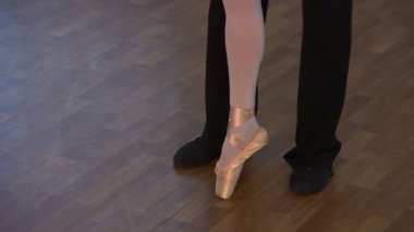 Çift ayak dans pistinde