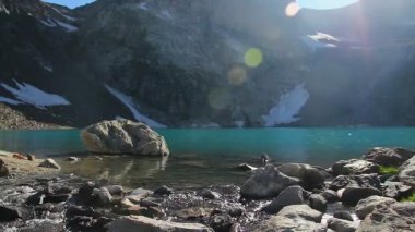 Görkemli dağ gölü manzarası