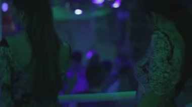 Git kızların gece kulübünde